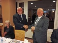 Ambassador Club Pécs - Ambassador Díj 2016 Seres Lásdíjat a kitüntetett Hárs Józsefnekzló (b) átadja a